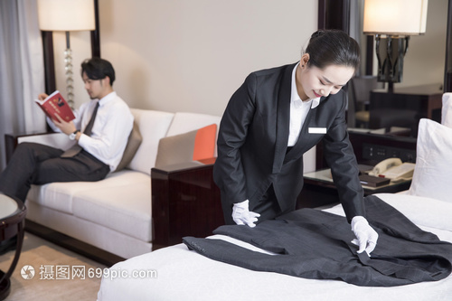 酒店服务人员叠衣服